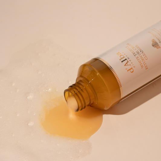 D'ALBA White Truffle Return Oil Cream Cleanser (150ml) texture shot with the bottle with it's normal form as well as bubbled up