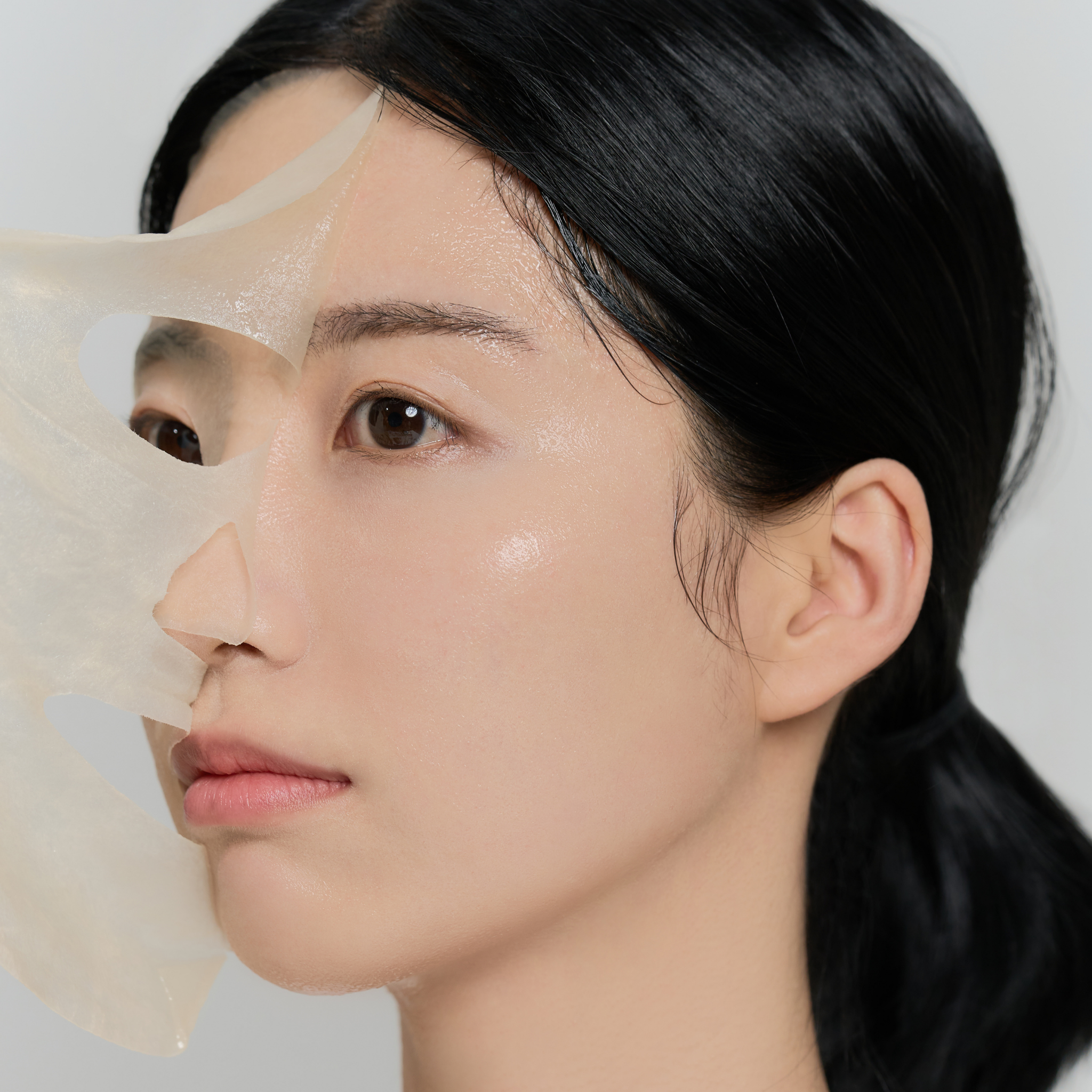 SKIN1004 Madagascar Centella Watergel Sheet Ampoule Mask (1pcs) Application on the skin