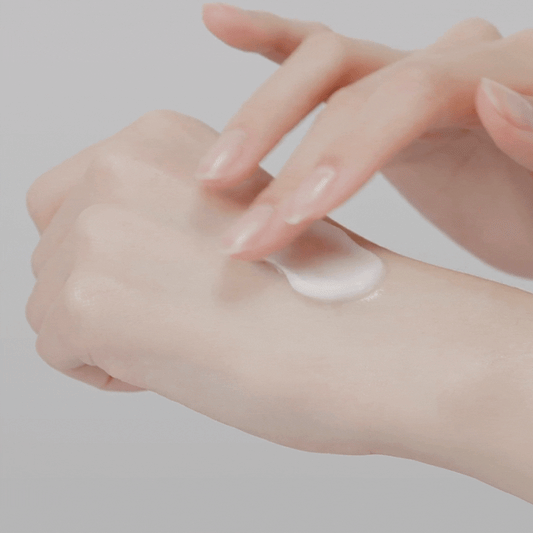 IUNIK Beta Glucan Daily Moisture Cream Mini (15ml)application on the hand showing the texture
