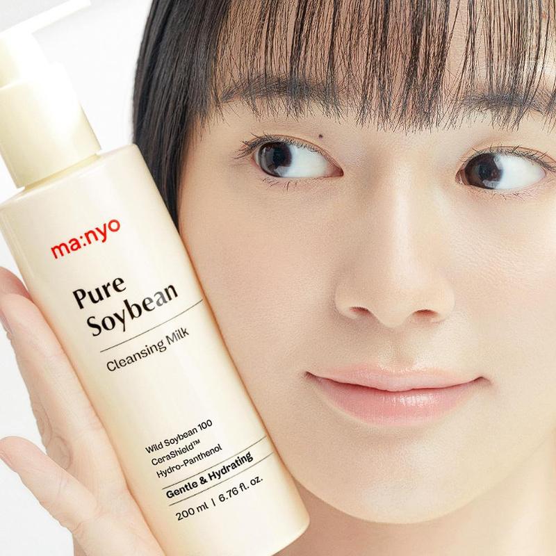 Manyo Pure Soybean Cleansing Milk (200ml) Skin Cupid MODEL SHOT